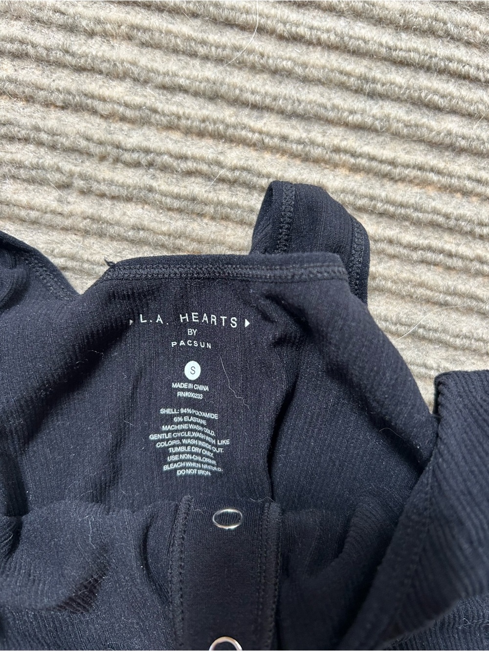 PacSun Black Ribbed Snap-Front Crop Tank - Picture 2 of 3